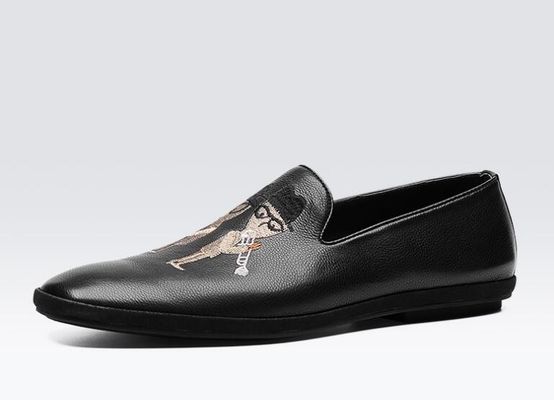 El boya düz yumuşak deri loafers, basılı erkek desenli loafers