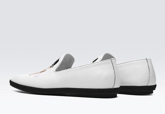 El boya düz yumuşak deri loafers, basılı erkek desenli loafers
